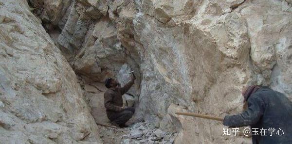 昆仑山上爆破采玉矿